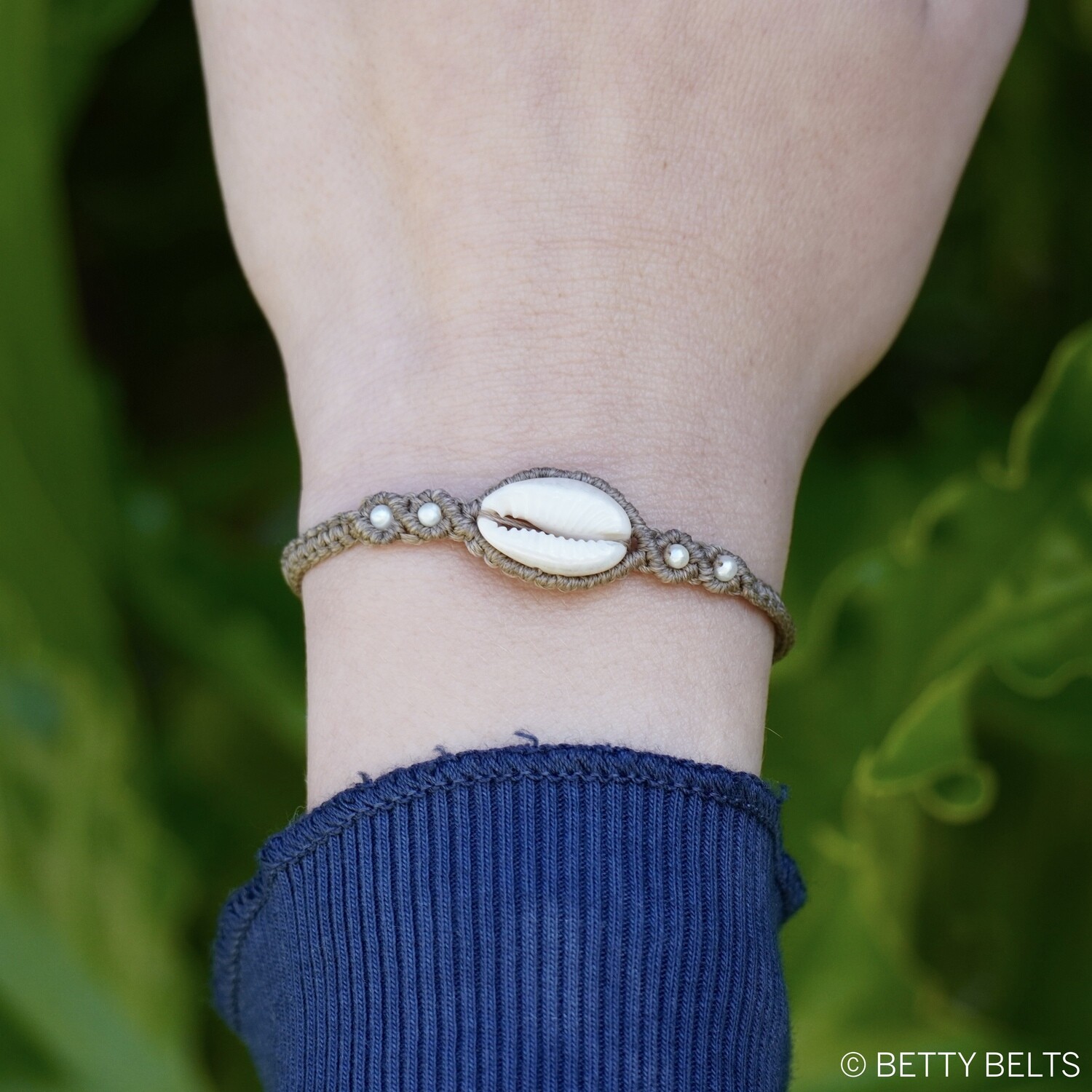 ALLIE Shell Bracelet