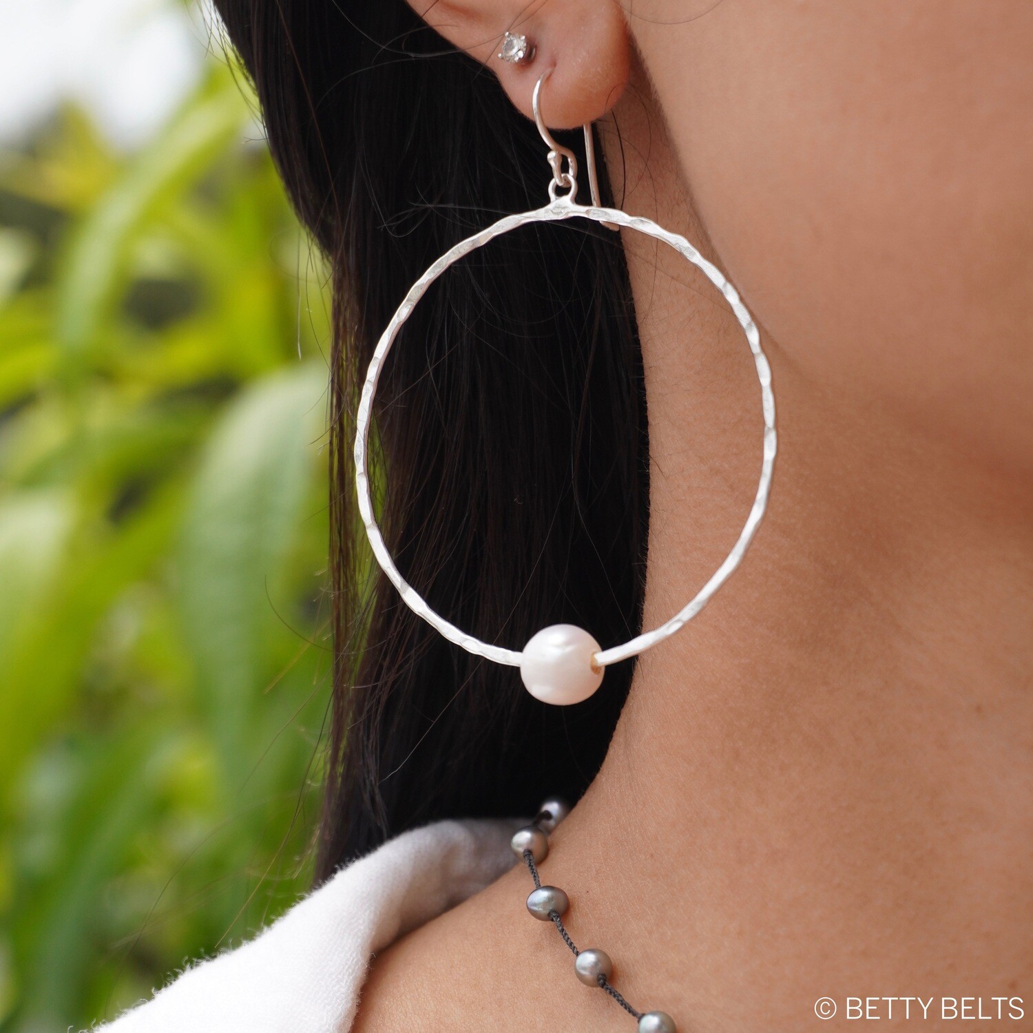 MARY Hammered Pearl Hoops, HOOP SIZE:: Medium 5 cm