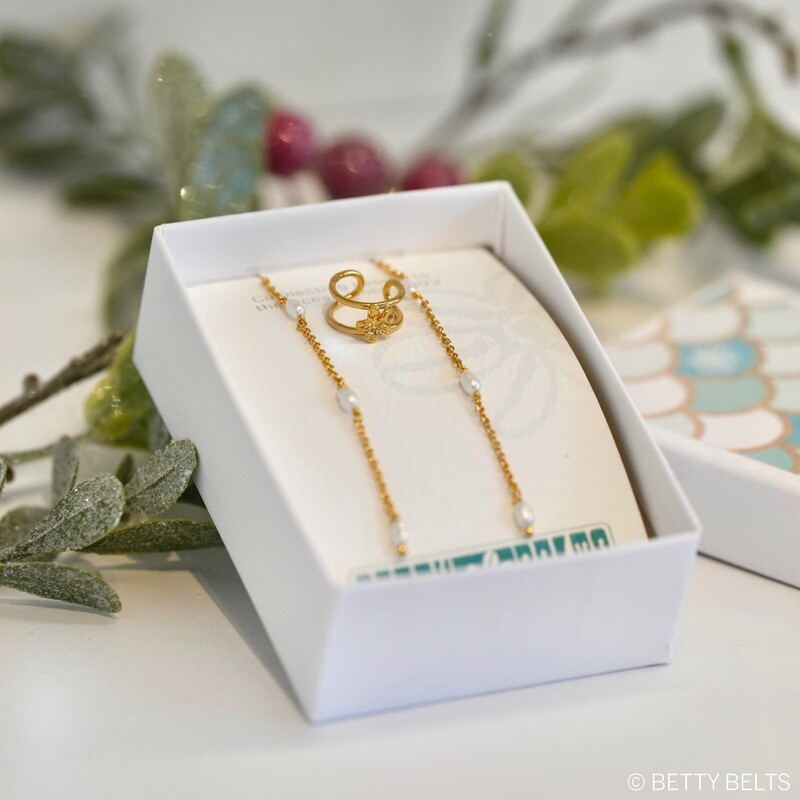 Bella Ear Cuff + Lovely Threaders Gift Set (24K Gold Vermeil) Bella Ear Cuff + Lovely Threaders Gift Set (24K Gold Vermeil)