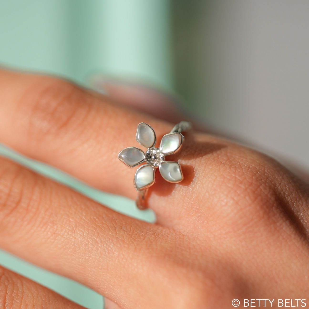 PEBBLE Flower Shell Ring