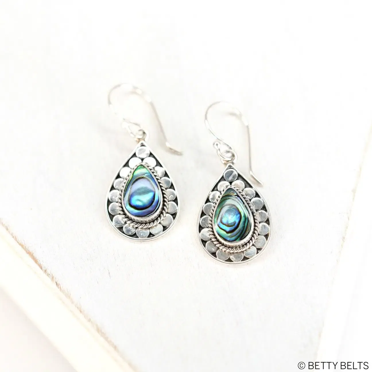 EVANNE Shell Earrings