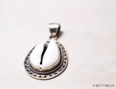 CAYDEN Cowrie Necklace (Silver Version)