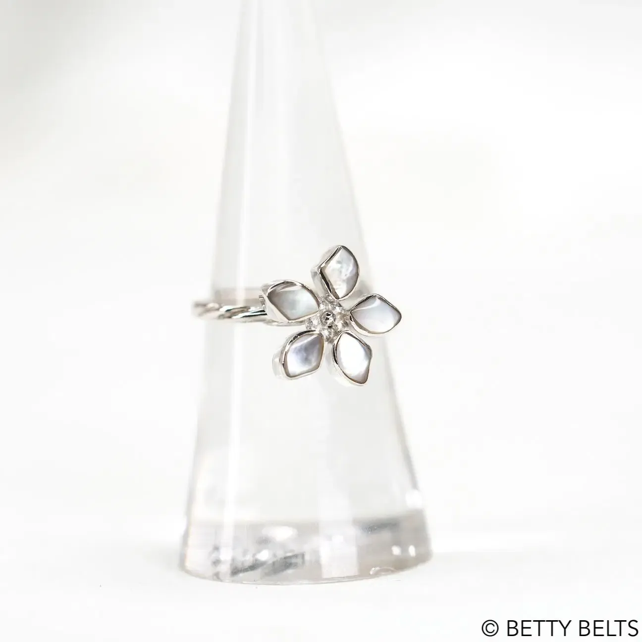 PEBBLE Flower Shell Ring