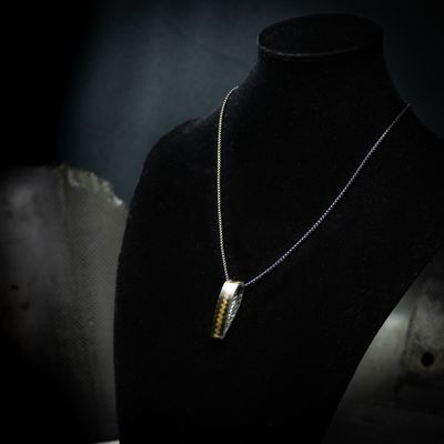Pendentif Curve Carbone F1