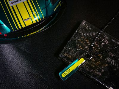 Pendentif Carbone Aston Martin #007 Pendentif Carbone Aston Martin #007