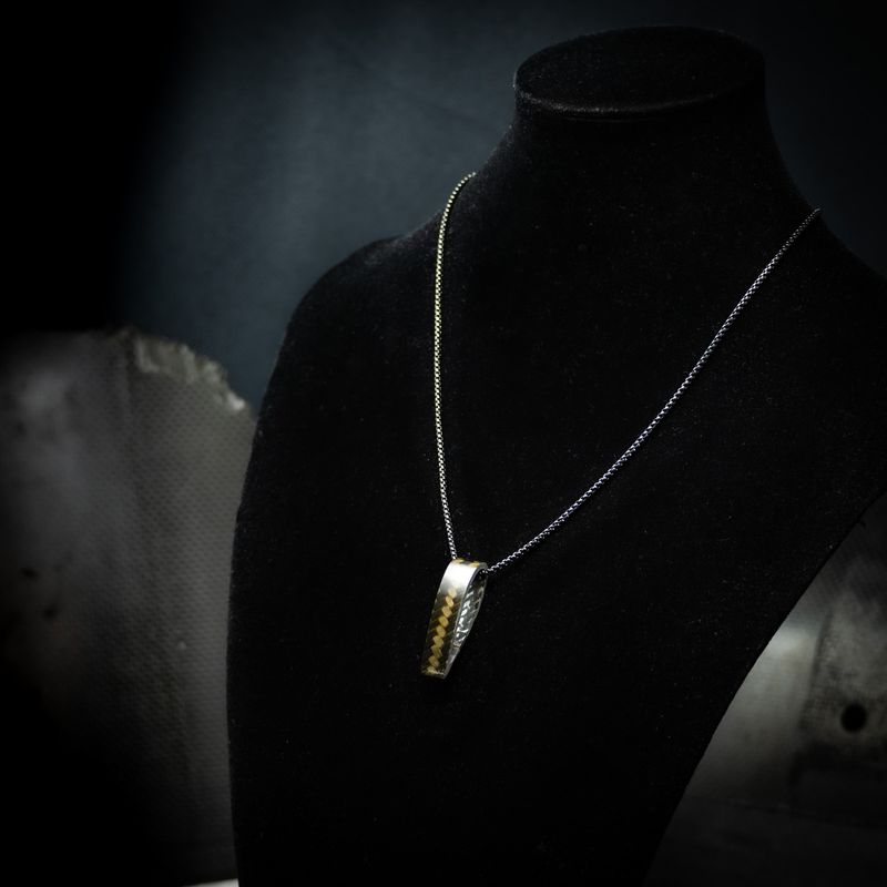 Pendentif Curve Carbone F1