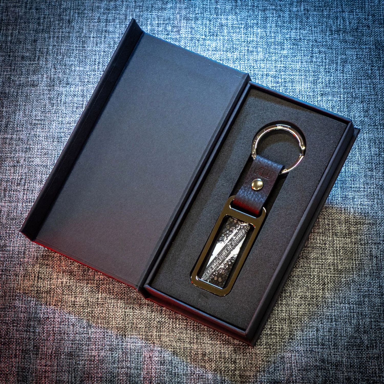 Porte-clés métal/carbone Porte-clés métal/carbone "BRULEURS DE GOMMES"