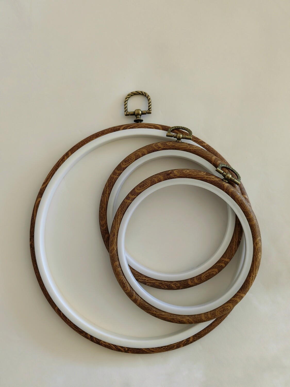 PLASTIČNI OBROČ ZA VEZENJE - Imitacija lesa (13.3 /21cm)