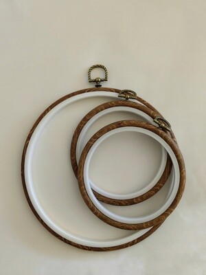 PLASTIČNI OBROČ ZA VEZENJE - Imitacija lesa (13.3 /21cm)