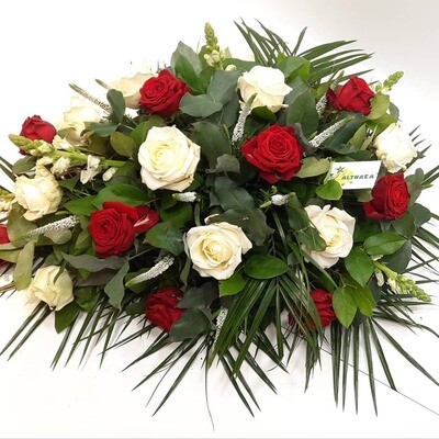 Rouwbloemen met rode en witte rozen