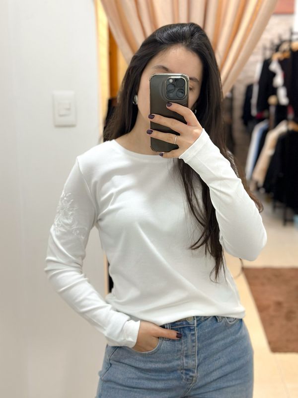 REMERA BORDADA