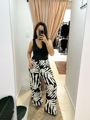 PANTALÓN NEGRO HOJAS