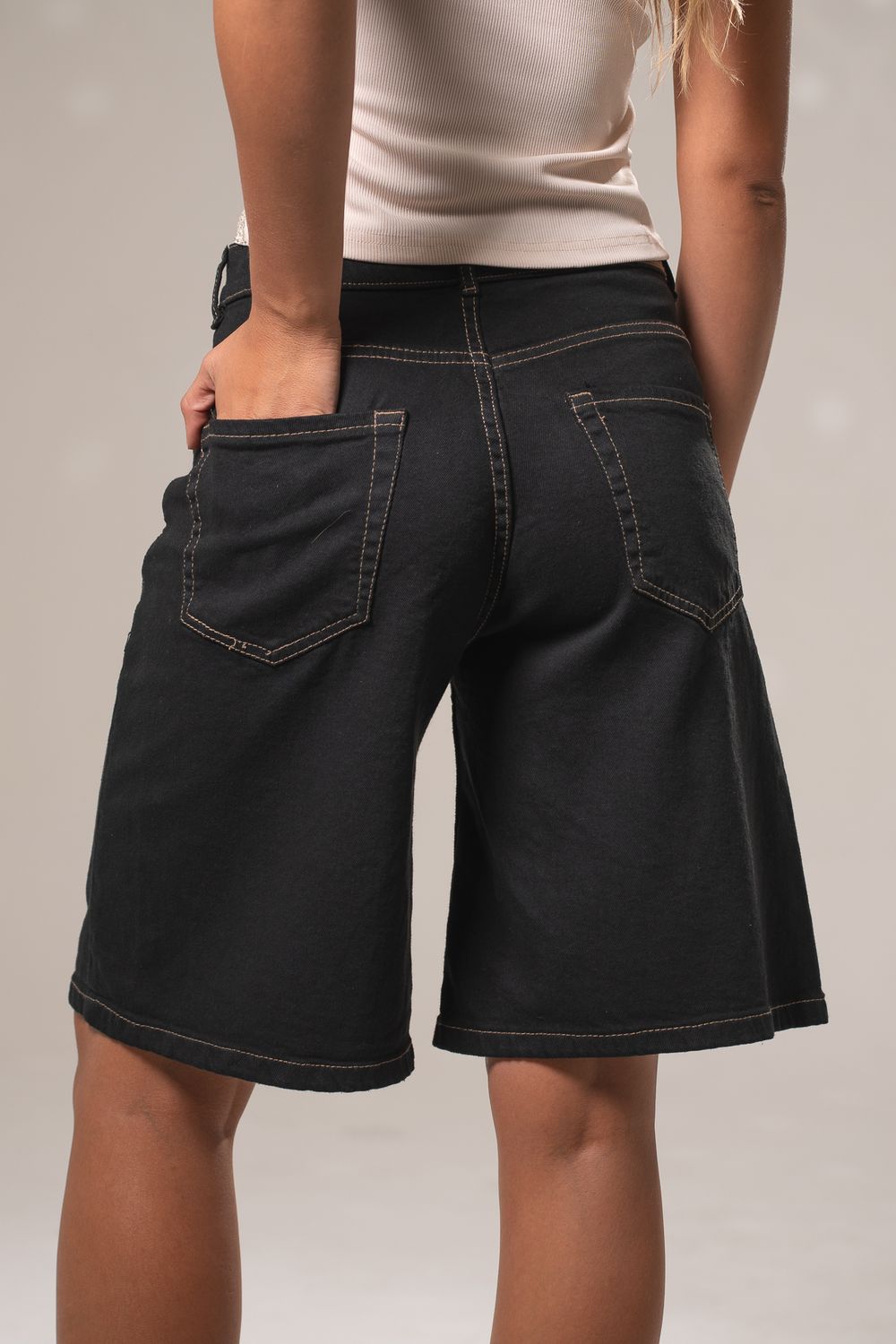 BERMUDA BLACK