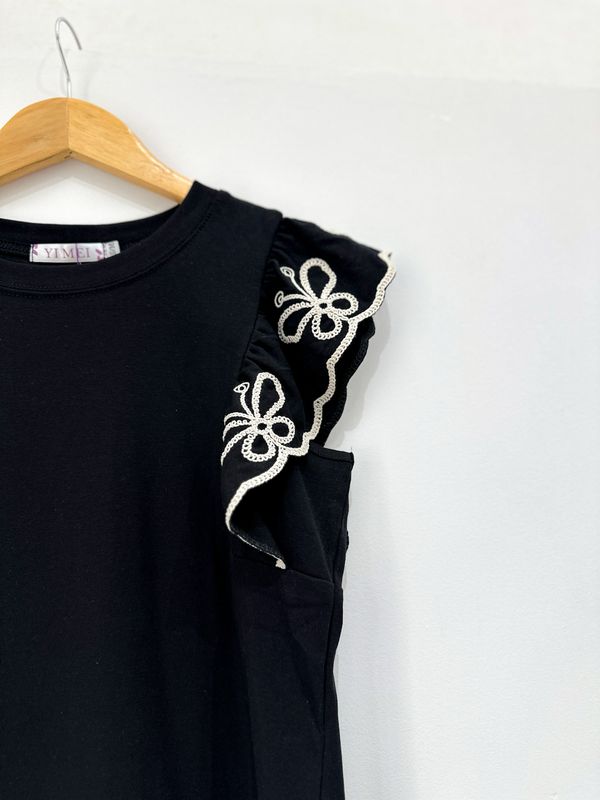 REMERA BORDADA NEGRO
