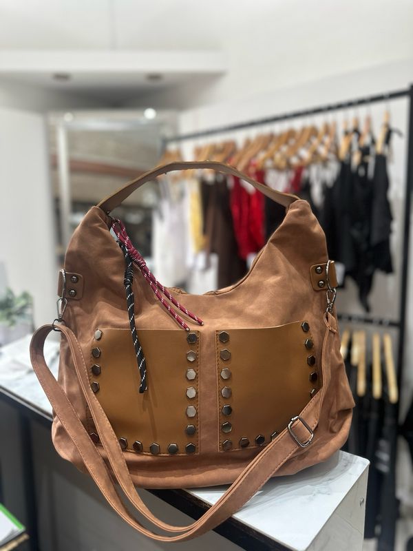 CARTERA BEIGE TACHAS