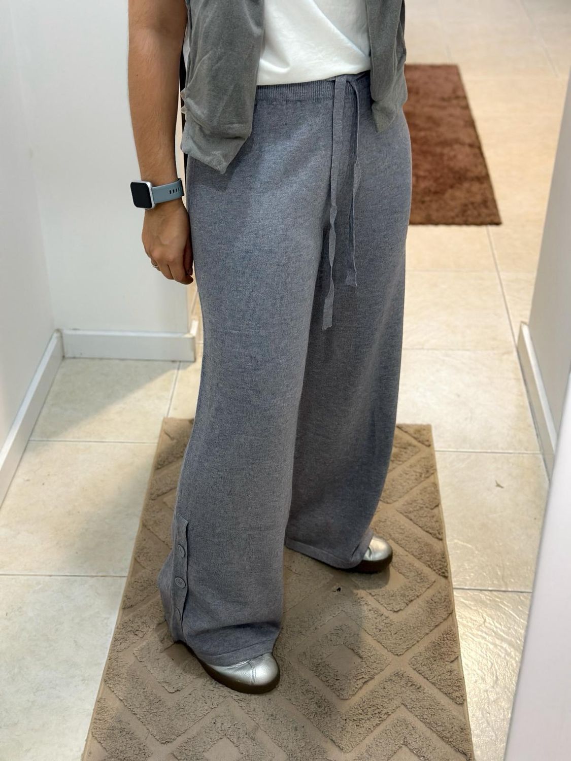 PANT. BOTONES GRIS