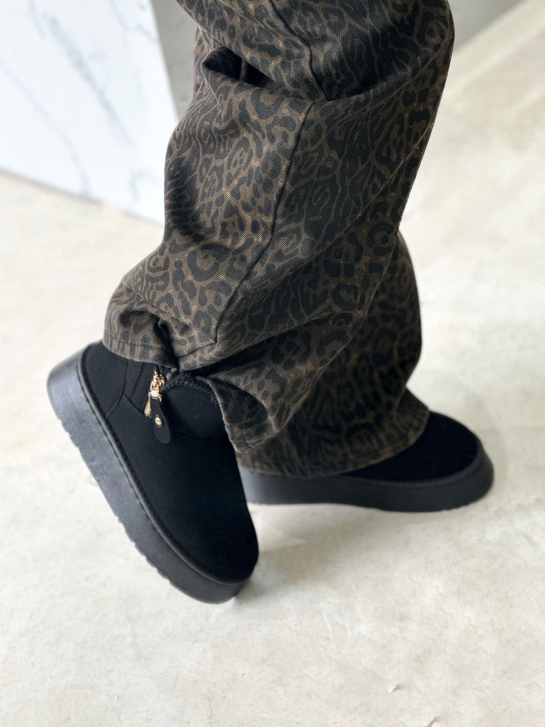 PANTUBOTA NEGRO