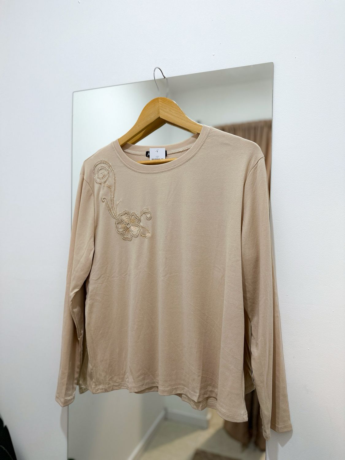 REMERA FLOR BEIGE