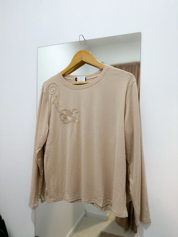 REMERA FLOR BEIGE
