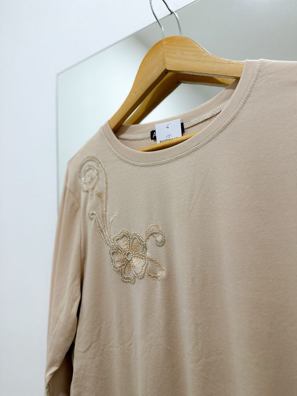 REMERA FLOR BEIGE