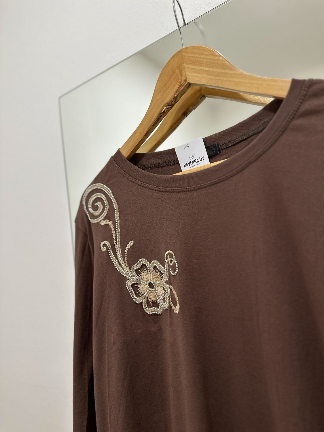 REMERA FLOR CHOCO