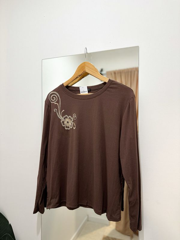REMERA FLOR CHOCO