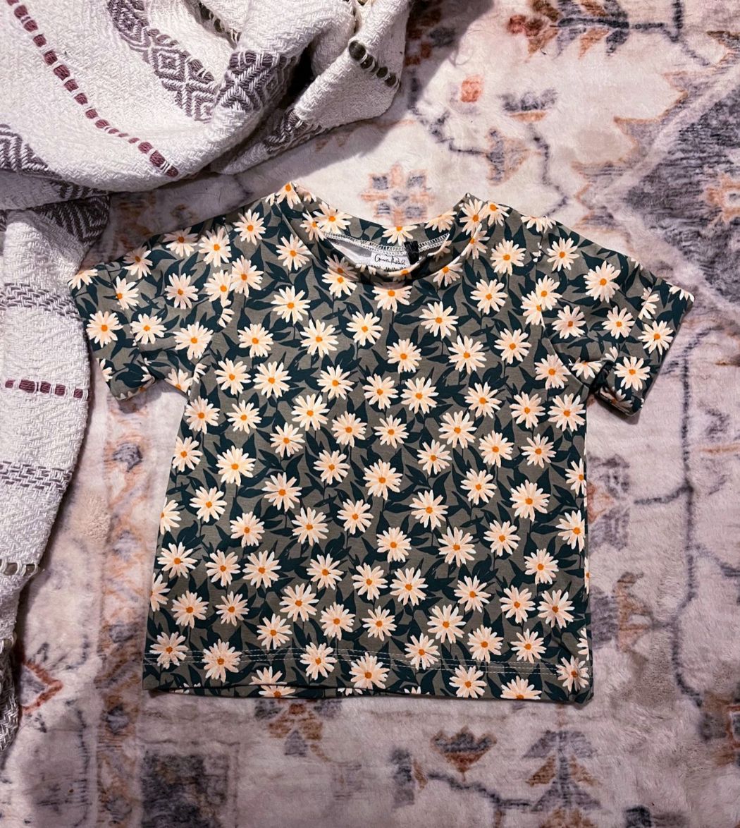 The Daydreamer Printed Tee - Green Daisy