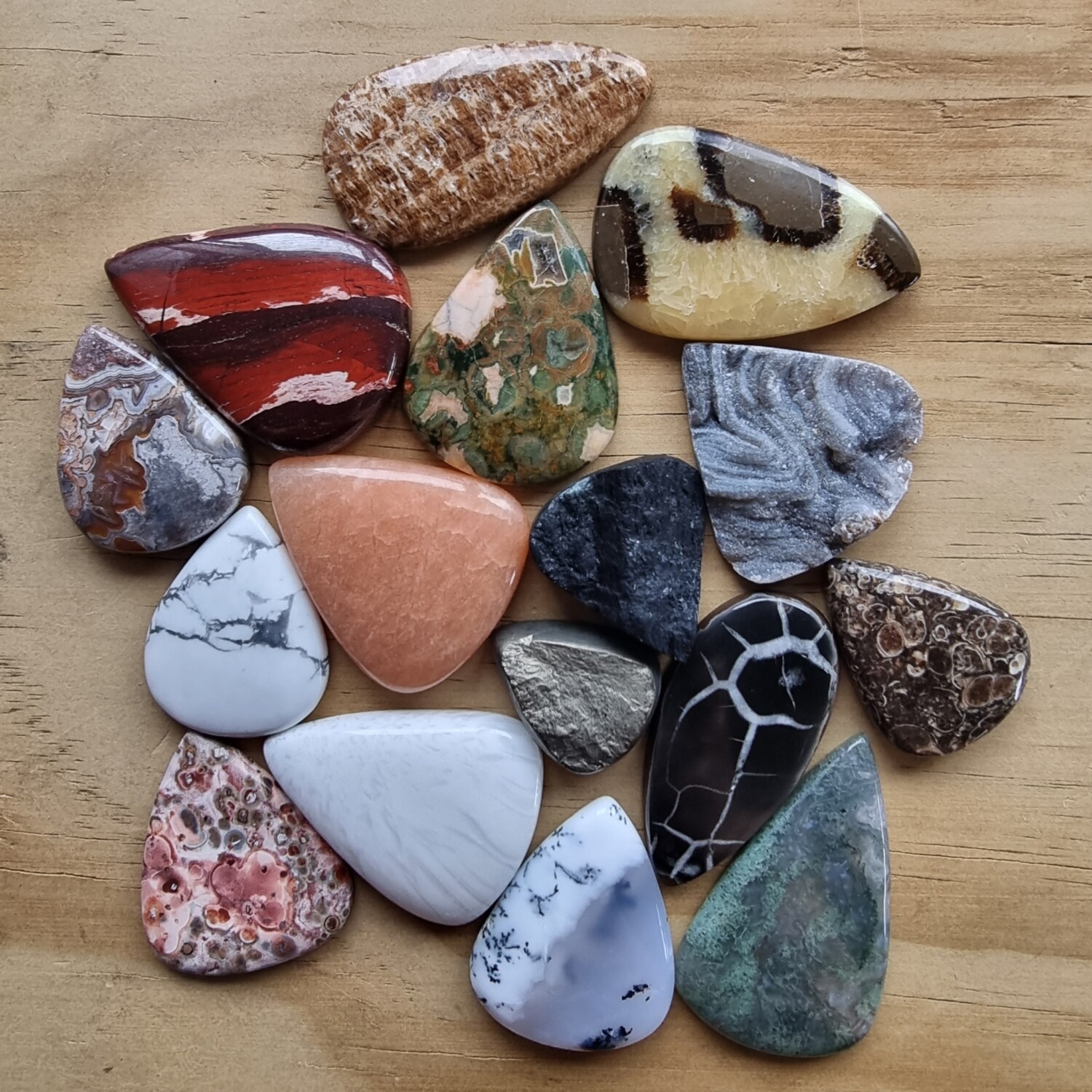 16 x Mixed Crystals Cabochon Lot / Pendant Lot for jewelry making or diy craft projects 180gr
