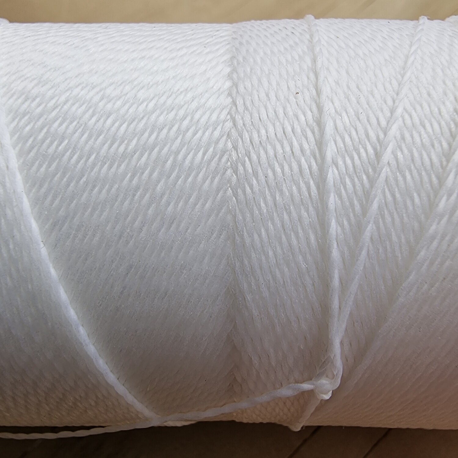 Cor #BCO / WHITE 0.5mm 330metre spool of Premium Linhasita 100% Waxed Polyester