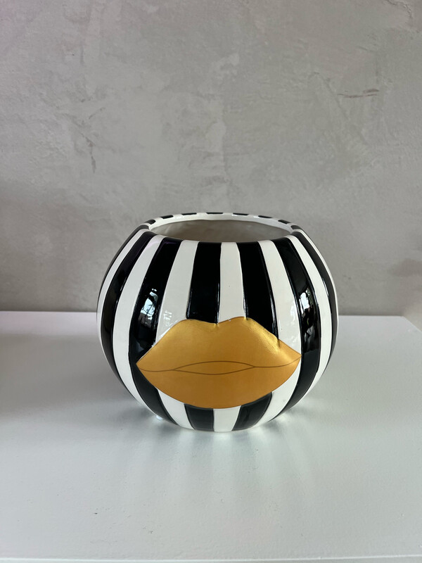 Striped golden lips vase