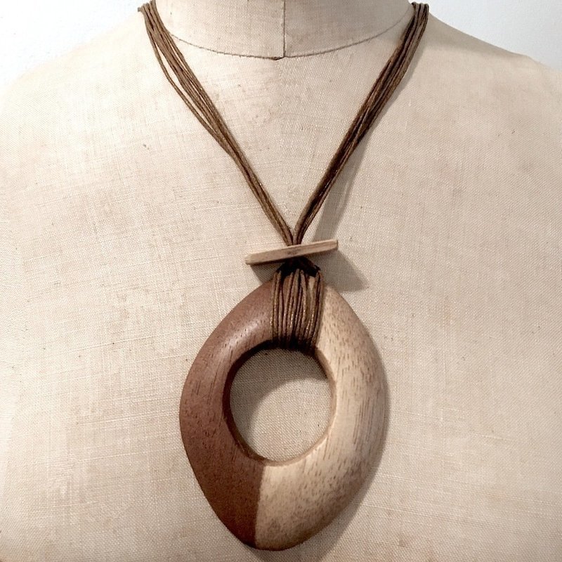 O SCULPTED WOOD NECKLACE