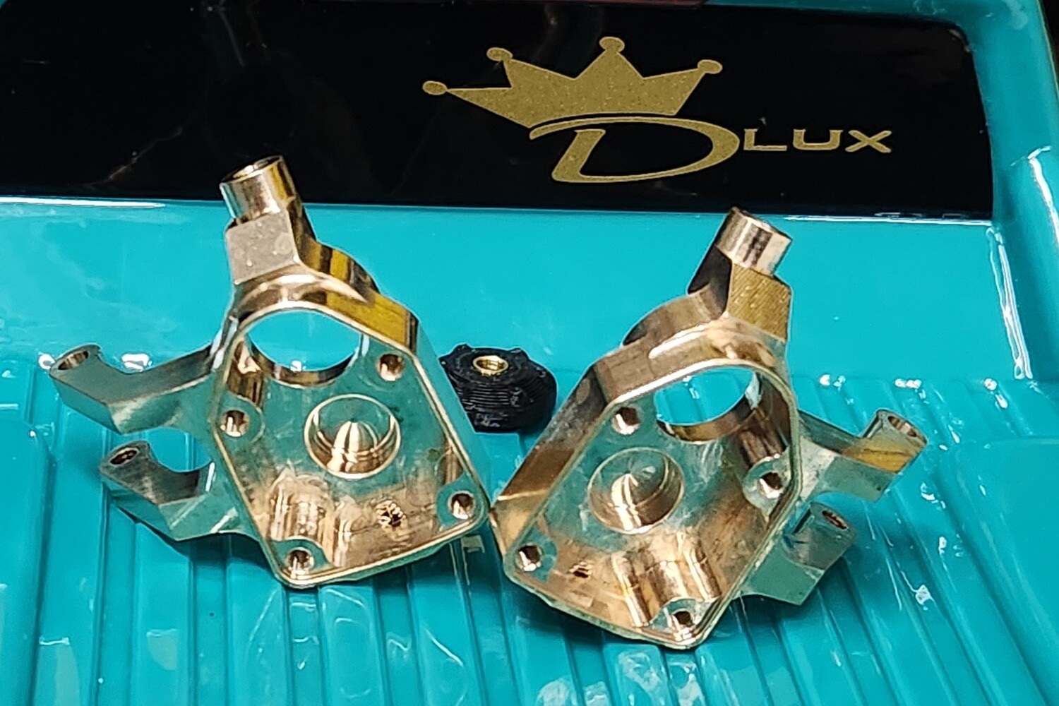 UTB18 Knuckles *read description*