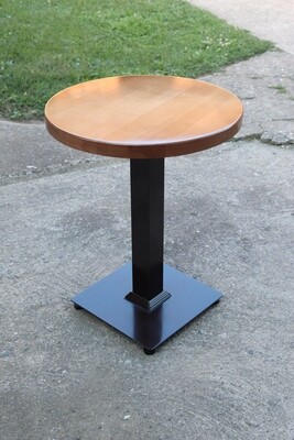 Sto sa metalnom konstrukcijom