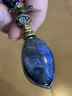 Collar con un colgante de labradorite azúl profundo Collar con un colgante de labradorite azúl profundo