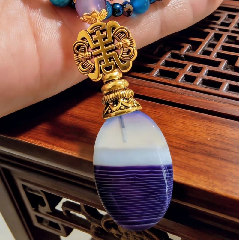 Collar de ágata bandeada púrpura con colgante ornamental