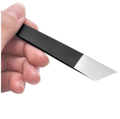 Cuchillo navaja para cortar cuero, con mango integrado.