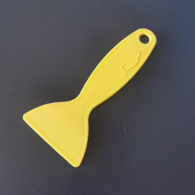 Espátula o paleta para esparcir pegamento de cueros.