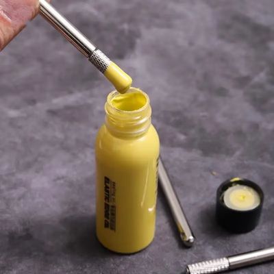 Aplicador para el acabado y tratamiento de cantos o bordes de cuero.