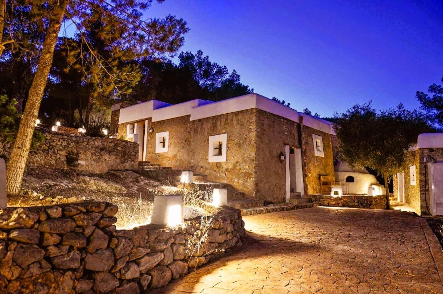8 legal, renovated bungalows with tourist license, expandable as a first-class landscape hotel with 4 more bedrooms.