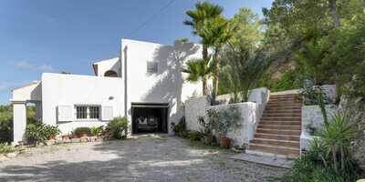 Villa at the hill with dream views, only 500 meters to the sandy beach