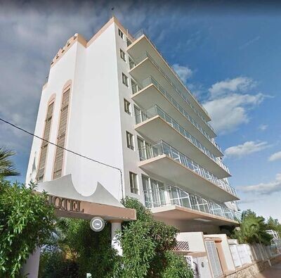 Hotel in 1st sea line in Sant Antonio, with stunning sea views, 50 meters from Playa des Pouet built on 6 floors