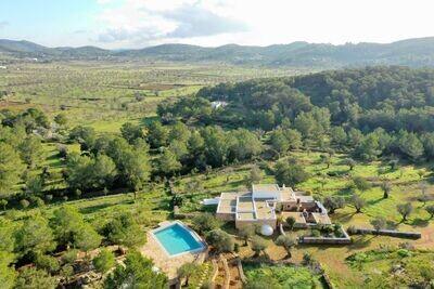 Authentic finca with Heli Port in a peaceful area, with rental license and private path to the sea.