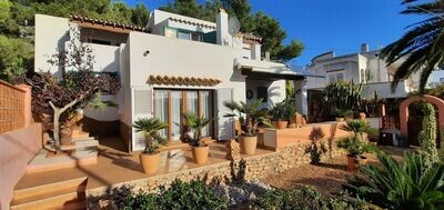 Large, renovated Villa with independent Apartment only 300 Meters to the Sandy Beach.