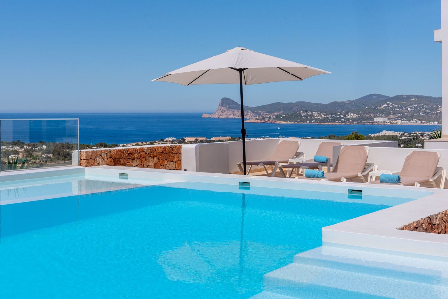 Turn Key Villa on a Hill, with 8 Bedrooms and 180 Degree-Views