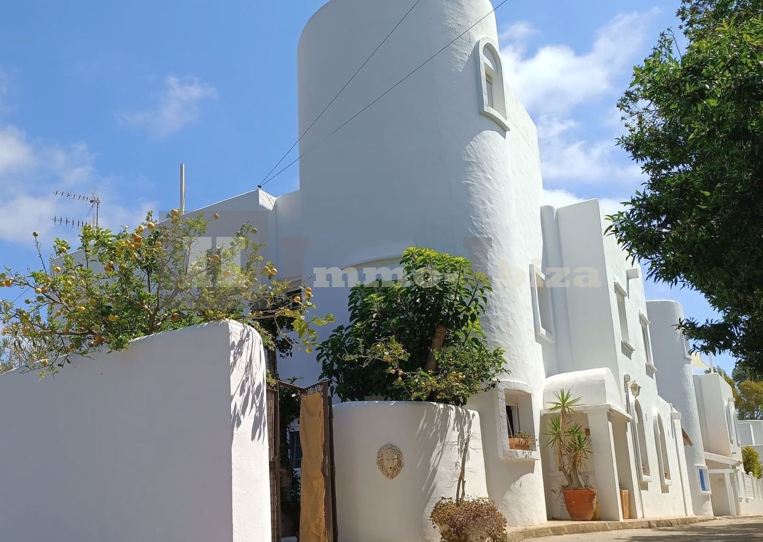 Mansion on the Outskirts of Siesta