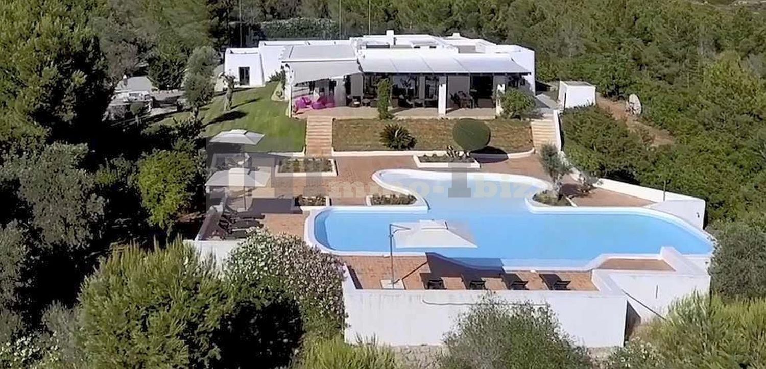 10-Bedroom-Villa on a Gigant Plot with Touristic-License