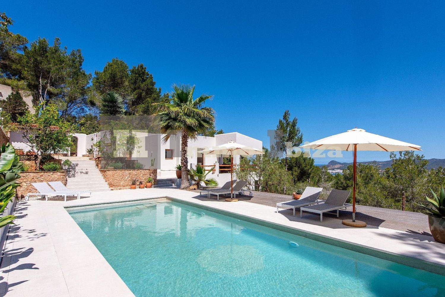 A real, charming opportunity to live in harmony in a bright, renovated villa, whit fantastic views, close to famous beaches on the island, in a silent area.