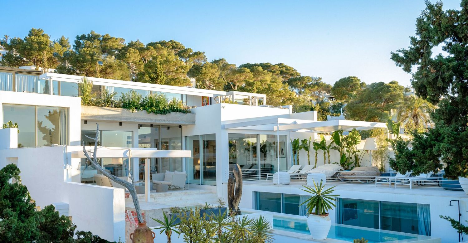 Newly completely renovated and refurbished Villa, now in Summer 2023 and has a walking distance to the Sandy beach of 10 minutes.