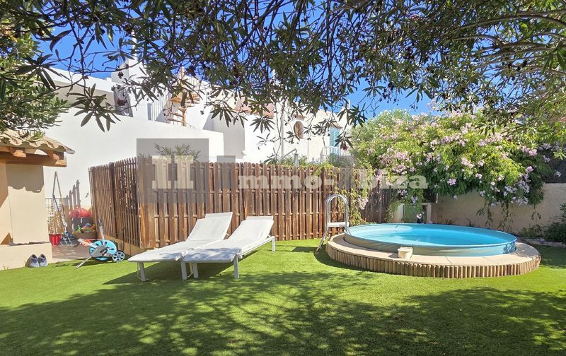 Core High-Grade Renovated House, 500 meters to the Sandy Beach, with one of the Larges Plot in the Urbanization included interior. Real Estate for Sale in Cala Tarida, Ibiza: Pool in Garden