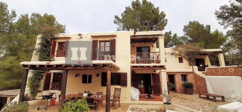 Very large, legal finca on a large plot with sunset on the terrace and panoramic views. All Papers available